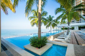 Beachfront X-Large Corner Unit-2 BDR- Ocean View